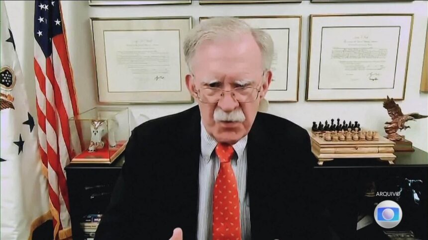 Ex-assessor de Trump deve fazer acordo e se declarar culpado em caso de documentos, diz imprensa americana