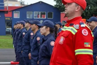 Bombeira muçulmana vai poder usar hijab durante trabalho no RS; entenda