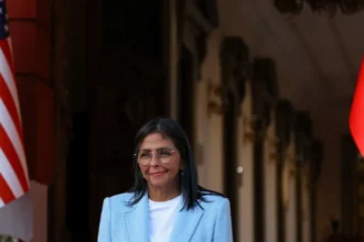 Análise: Delcy Rodríguez repete a tática do chavismo para manter o poder