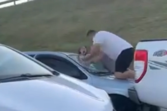 Vídeo: homem danifica carro da ex ao encontrá-la com novo companheiro