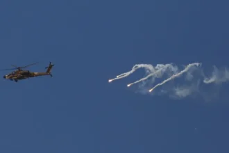 EUA resgatam pilotos após queda de helicóptero próximo a Ormuz, diz jornal