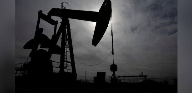 O petróleo fechou em alta moderada ontem, após um dia de forte volatilidade
