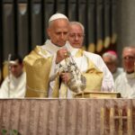 Leão XIV chega à Sagrada Família para abençoar nova torre