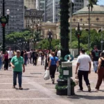 Pobreza cai a menor nível da série histórica nas metrópoles brasileiras, mas desigualdade sobe