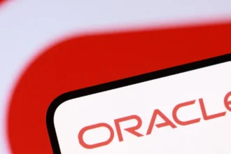 Ações da Oracle sentem peso de alto gasto com IA e plano de endividamento