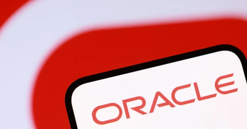 Ações da Oracle sentem peso de alto gasto com IA e plano de endividamento