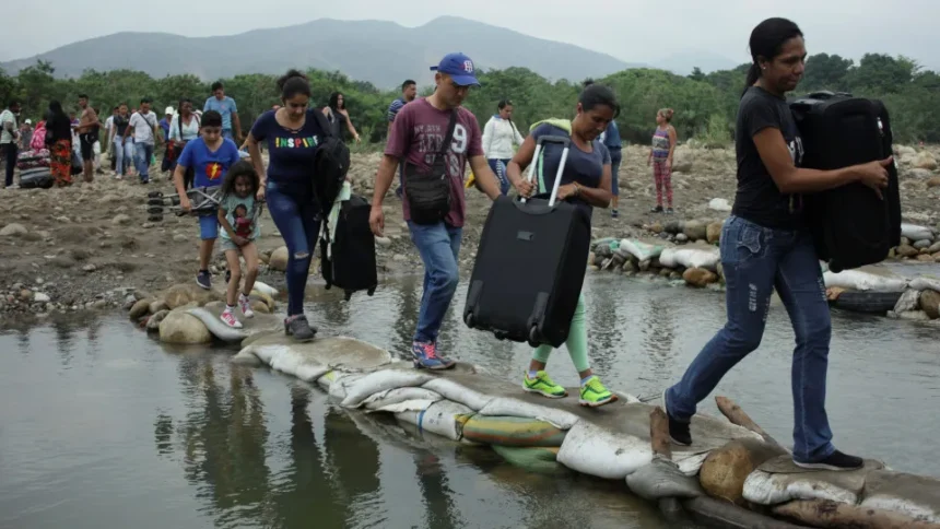 Número de refugiados e deslocados cai pela primeira vez em 10 anos, diz Acnur