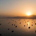 Imagem feita por drone mostra navios ancorados devido ao fechamento do Estreito de Hormuz
