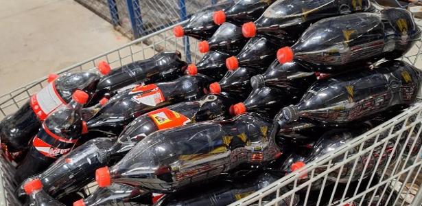 Coca-Cola recolhe produtos violados para furtar figurinhas de ação promocional