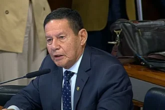 Fim da escala 6x1 é "mal inserido" em ano eleitoral, diz Hamilton Mourão