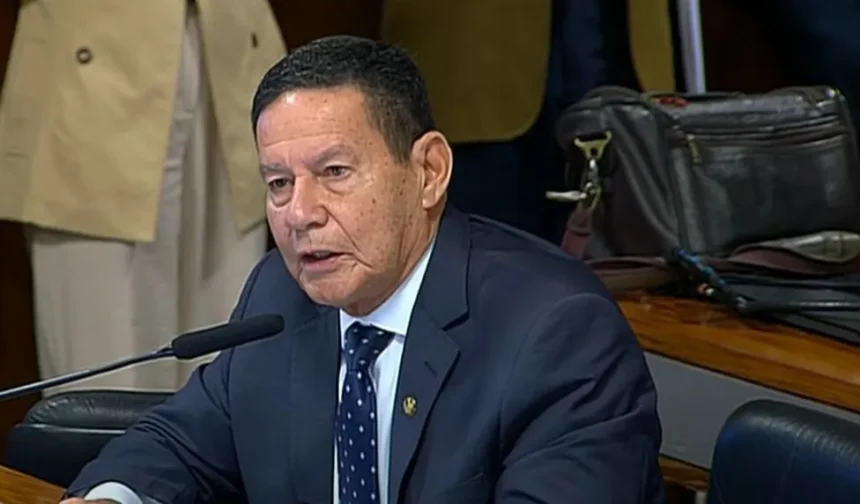 Fim da escala 6x1 é "mal inserido" em ano eleitoral, diz Hamilton Mourão