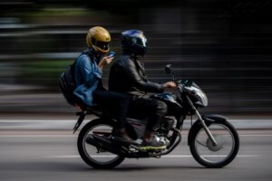 Lula lança linha de crédito para compra de moto e bicicleta elétrica por entregadores de app; veja regras