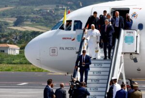 Papa Leão XIV é retirado de avião após problema técnico ao encerrar visita à Espanha