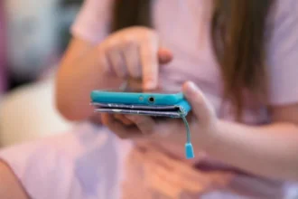 Proibição de celular na escola tem efeito surpreendente, diz estudo
