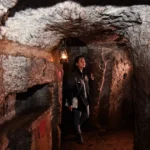Vietnamitas viveram em rede de túneis por anos para se esconder da guerra
