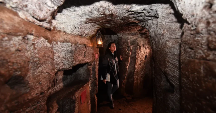 Vietnamitas viveram em rede de túneis por anos para se esconder da guerra