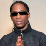 Travis Scott torce pelo Brasil durante jogo de estreia e ganha camisa autografada de Vini Jr.