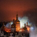 Ataque russo atinge mosteiro patrimônio histórico em Kyiv e deixa mortos; Ucrânia bombardeia pontes na Crimeia