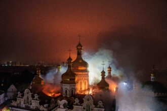 Ataque russo atinge mosteiro patrimônio histórico em Kyiv e deixa mortos; Ucrânia bombardeia pontes na Crimeia