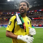 Craque do jogo, goleiro Vozinha sai chorando de campo após segurar Espanha