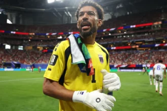 Craque do jogo, goleiro Vozinha sai chorando de campo após segurar Espanha