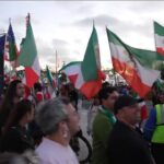 Iranianos-americanos exibem bandeiras de protesto durante estreia do Irã na Copa do Mundo