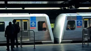 Mulher desmaia após ser agredida por homem dentro de estação do metrô de SP