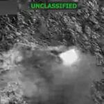 Militares dos EUA bombardeiam novamente embarcação no Pacífico sob acusação de tráfico de drogas; dois tripulantes sobrevivem