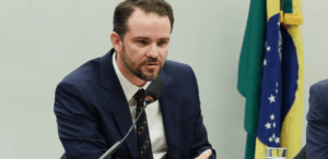 Dario Durigan, ministro da Fazenda, critica a PEC que dá autonomia ao BC por criar ?novo Poder".