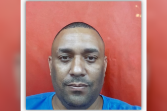 Homem é procurado após matar companheira na frentes das filhas no RJ
