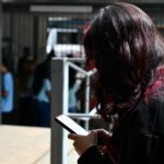 Emirados Árabes proíbe acesso de menores de 15 anos a redes sociais - 18/06/2026 - Tec