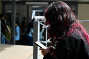 Emirados Árabes proíbe acesso de menores de 15 anos a redes sociais - 18/06/2026 - Tec
