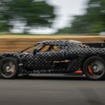 Carro feito Lego em tamanho real atinge 111 km/h e quebra recorde