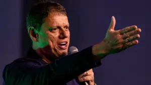 Tarcísio diz que condenação de Eduardo Bolsonaro foi injusta