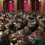 Remada Viking no parlamento: congresso da Noruega imita gesto de torcedores para incentivar seleção na Copa; VÍDEO