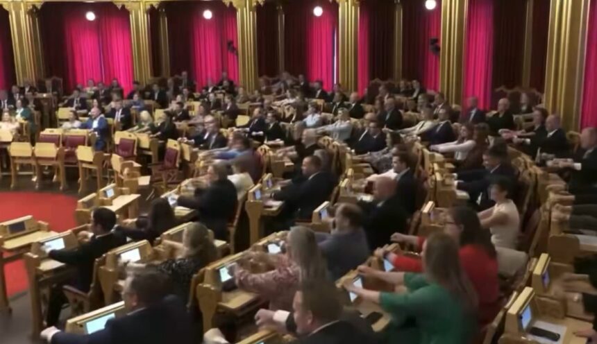 Remada Viking no parlamento: congresso da Noruega imita gesto de torcedores para incentivar seleção na Copa; VÍDEO