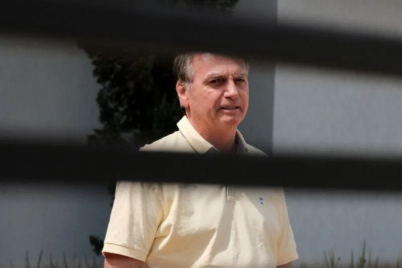 Polícia aguarda Moraes para ouvir Bolsonaro sobre arma apreendida em blitz