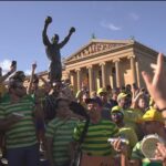Torcedores brasileiros visitam estátua de Rocky Balboa na Filadélfia, alvo de superstição sobre azar; VÍDEO