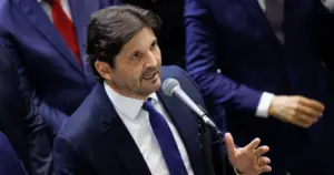 Eduardo Bolsonaro será meu suplente ao Senado, diz André do Prado