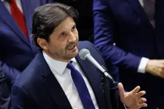 Eduardo Bolsonaro será meu suplente ao Senado, diz André do Prado