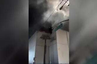 Prefeita decreta emergência após incêndio em armazém em Los Angeles