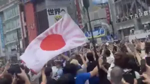 Invasão total do cruzamento mais famoso do mundo após a goleada do Japão