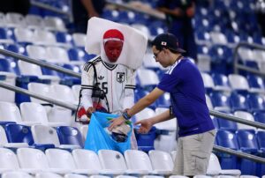 E se os homens japoneses também limpassem suas casas e não só os estádios?