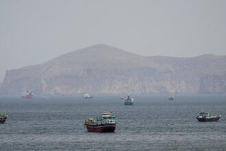 Navios e barcos ancorados no estreito de Ormuz, em Musandam, Omã