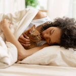 Dormir com pets: riscos à saúde e ao sono; entenda - 21/06/2026 - Equilíbrio