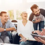 Os 3 signos que têm o "tipo de humor mais inteligente" do zodíaco