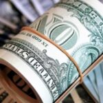 Dólar tem primeira sessão da semana influenciado pela revisão para cima das projeções de mercado para a inflação oficial do país e para a taxa básica de juros Selic