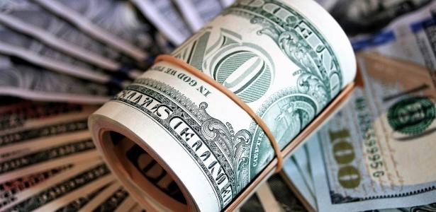 Dólar tem primeira sessão da semana influenciado pela revisão para cima das projeções de mercado para a inflação oficial do país e para a taxa básica de juros Selic