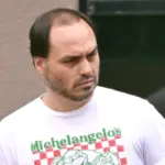 Ex-chefe de gabinete de Carlos Bolsonaro se torna réu por rachadinha no gabinete do ex-vereador