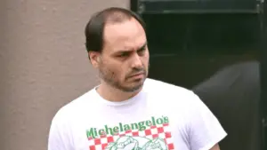 Ex-chefe de gabinete de Carlos Bolsonaro se torna réu por rachadinha no gabinete do ex-vereador